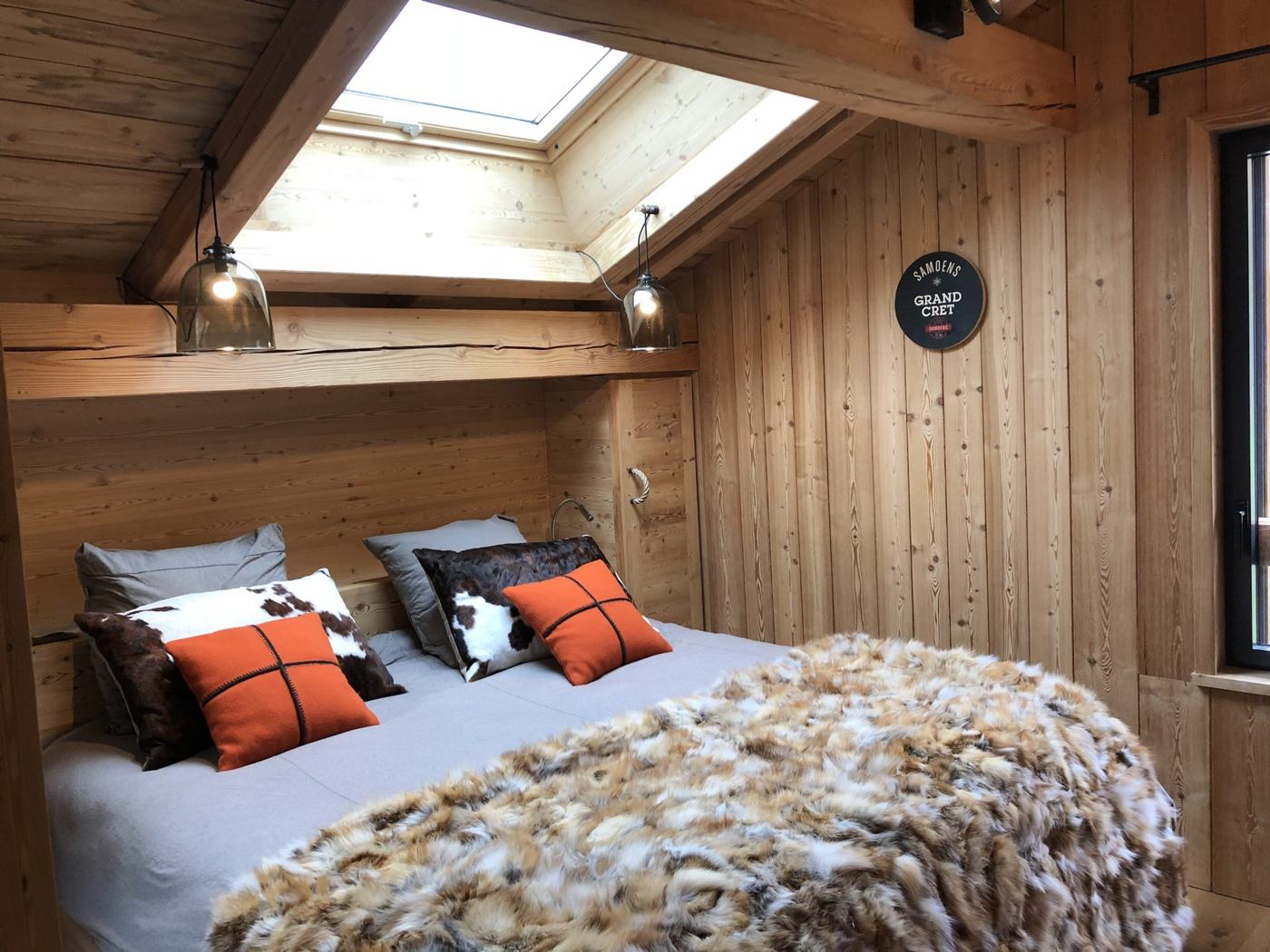 Criou bedroom under the eaves with a roof window