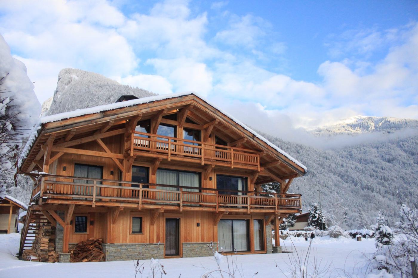 Chalet facade under the snow, facing the mountains