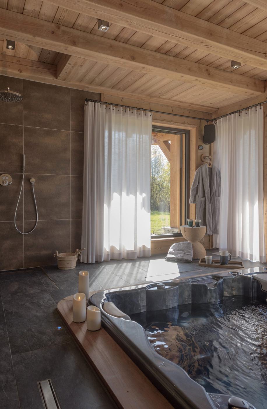 Wellness area with spa and shower